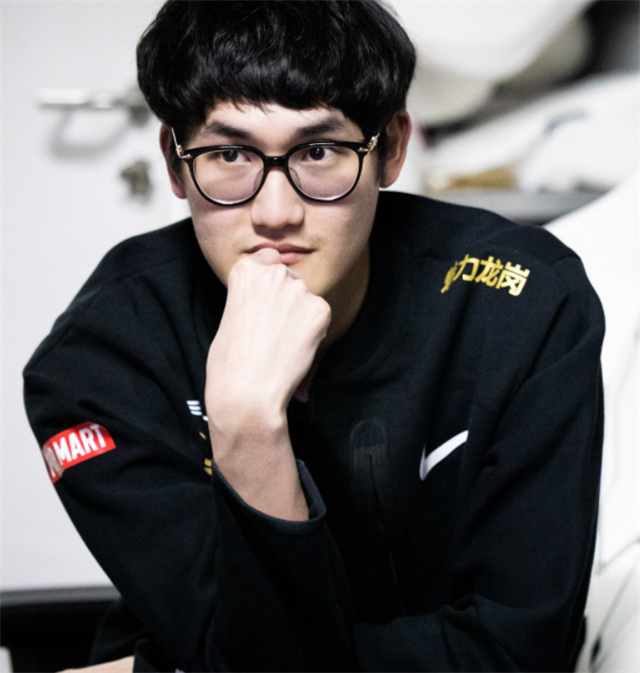 ayx-Rookie焦点对战，Karsa与80激战DWG分钟，持续失利胜负难料！观众掌声雷动的简单介绍-ayx